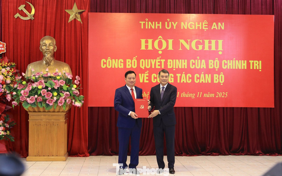 Ủy viên Bộ Chính trị, Bí thư T.Ư Đảng, Trưởng ban Tổ chức T.Ư Lê Minh Hưng đã trao Quyết định của Bộ Chính trị cho tân Bí thư Tỉnh ủy Nghệ An Nguyễn Khắc Thận.