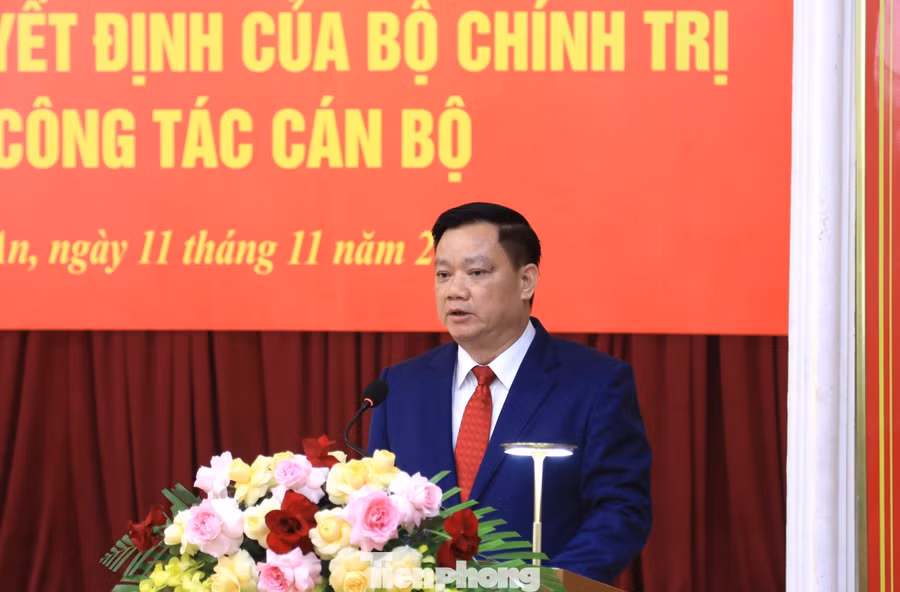 Tân Bí thư Tỉnh ủy Nghệ An Nguyễn Khắc Thận phát biểu tại buổi lễ.