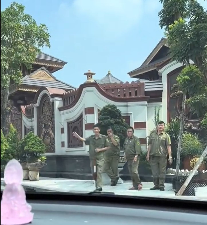 Lực lượng An ninh cơ sở có mặt để giữ trật tự bên ngoài 'biệt phủ'.