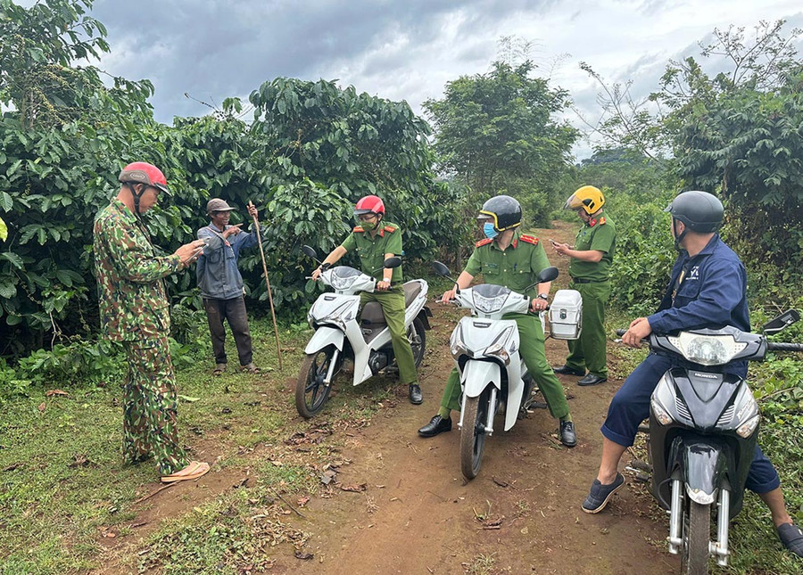 Cán bộ CA xã Ia Hrung tuần tra tại các vùng trồng cà phê trên địa bàn. Ảnh: ĐVCC