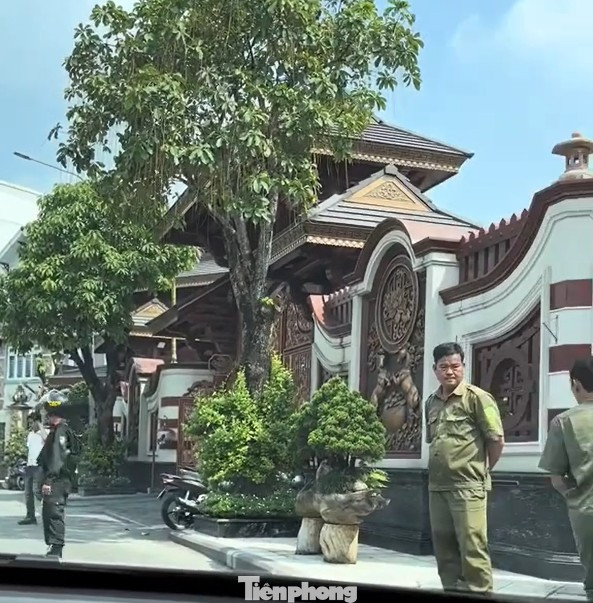 Lực lượng chức năng phong tỏa bên ngoài biệt phủ của vợ chồng thẩm mỹ viện Mailisa.