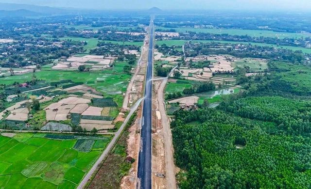 Các nhà thầu đang thi công tuyến cao tốc Hoài Nhơn-Quy Nhơn.