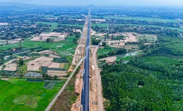 Các nhà thầu đang thi công tuyến cao tốc Hoài Nhơn-Quy Nhơn.