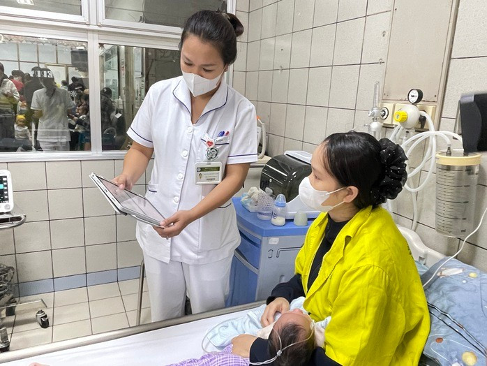 Bệnh nhi mắc bệnh đường hô hấp điều trị tại Bệnh viện Bạch Mai