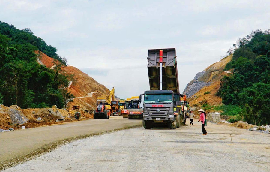 Nhà thầu tăng tốc thi công cao tốc tại đoạn dự án thành phần Hoài Nhơn - Quy Nhơn. Ảnh: Hải Yến
