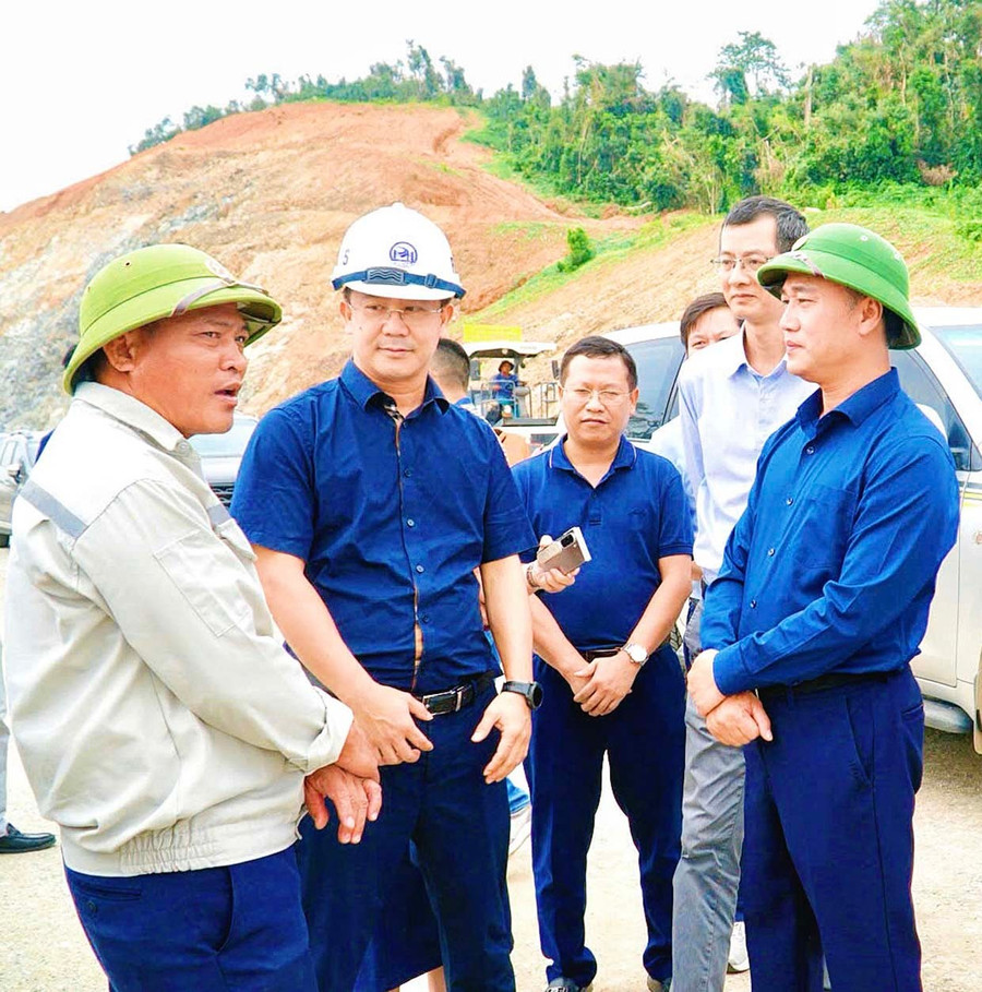 Thứ trưởng Nguyễn Việt Hùng (bìa phải) cùng đoàn công tác Bộ Xây dựng kiểm tra tiến độ dự án thành phần Hoài Nhơn - Quy Nhơn.