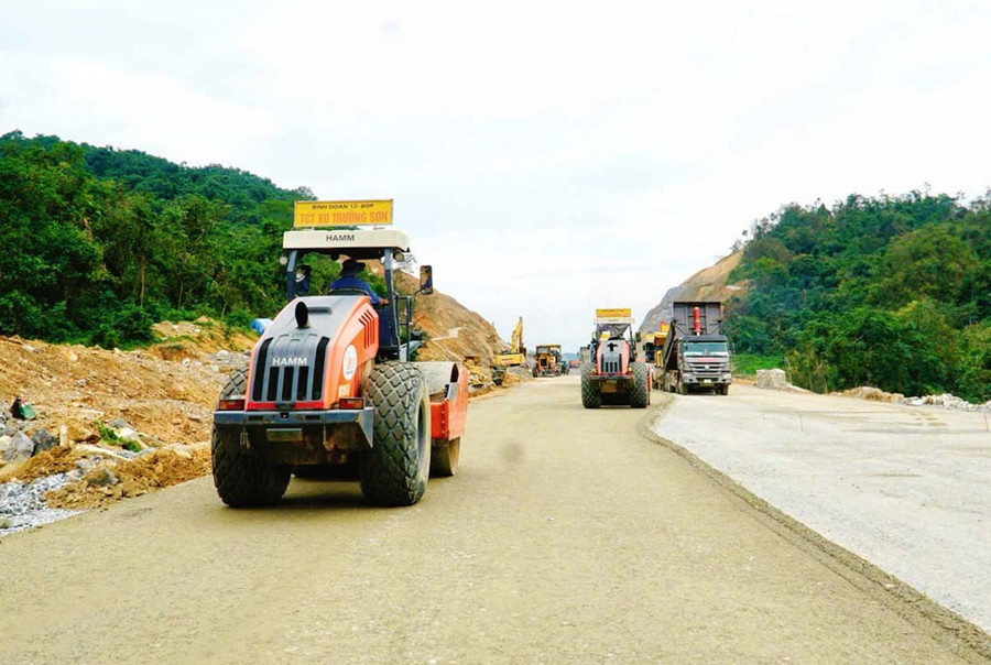 Các nhà thầu đang thảm nhựa những đoạn đường còn lại của dự án thành phần Hoài Nhơn - Quy Nhơn. Ảnh: Hải Yến