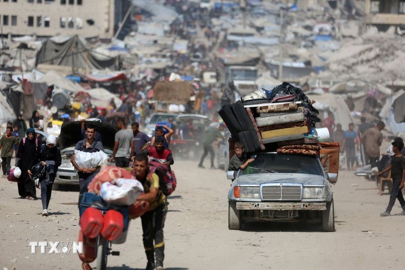 Người dân Palestine sơ tán khỏi thành phố Gaza ngày 18/9/2025. (Ảnh: THX/TTXVN)