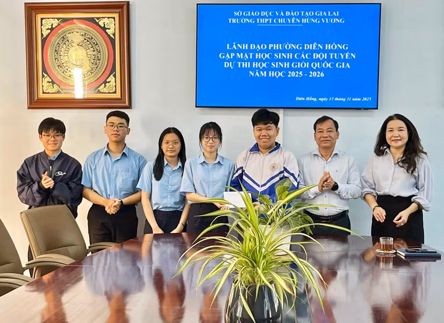 Đồng chí Đoàn Hữu Dũng-Bí thư Đảng ủy phường tặng quà cho các học sinh Trường THPT chuyên Hùng Vương. Ảnh: Quang Trương