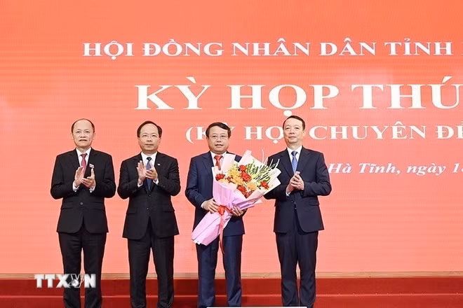 Thường trực Tỉnh ủy tặng hoa chúc mừng ông Dương Tất Thắng, tân Phó Chủ tịch Hội đồng Nhân dân tỉnh Hà Tĩnh. (Ảnh: Hoàng Ngà/TTXVN)