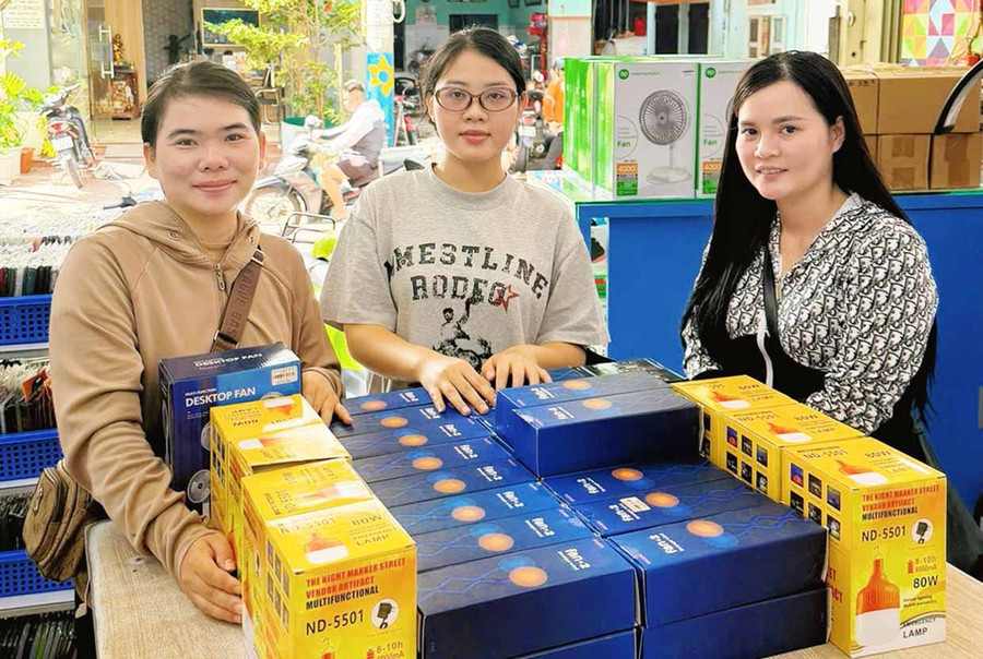 Công ty Xếp phụ kiện trao các mặt hàng đèn pin, quạt tích điện, pin dự phòng cho các vùng khó khăn qua nhóm từ thiện. Ảnh: Hải Yến