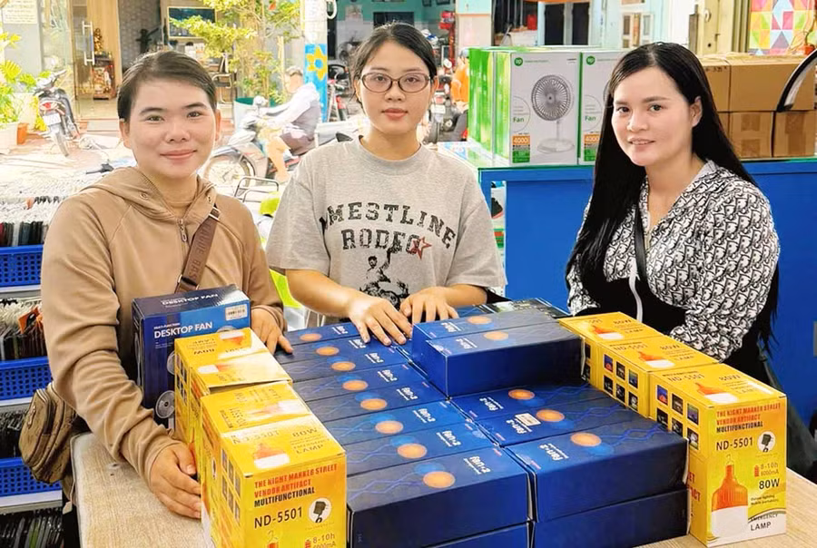 Công ty Xếp phụ kiện trao các mặt hàng đèn pin, quạt tích điện, pin dự phòng cho các vùng khó khăn qua nhóm từ thiện. Ảnh: Hải Yến