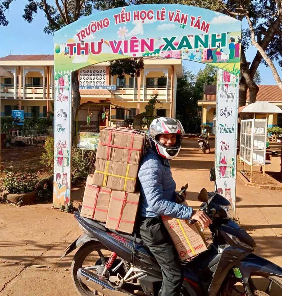 Hành trang đến trường của thầy Nguyễn Xuân Duyên không chỉ có giáo án mà còn có những món quà nhỏ tặng học sinh. Ảnh: M.N