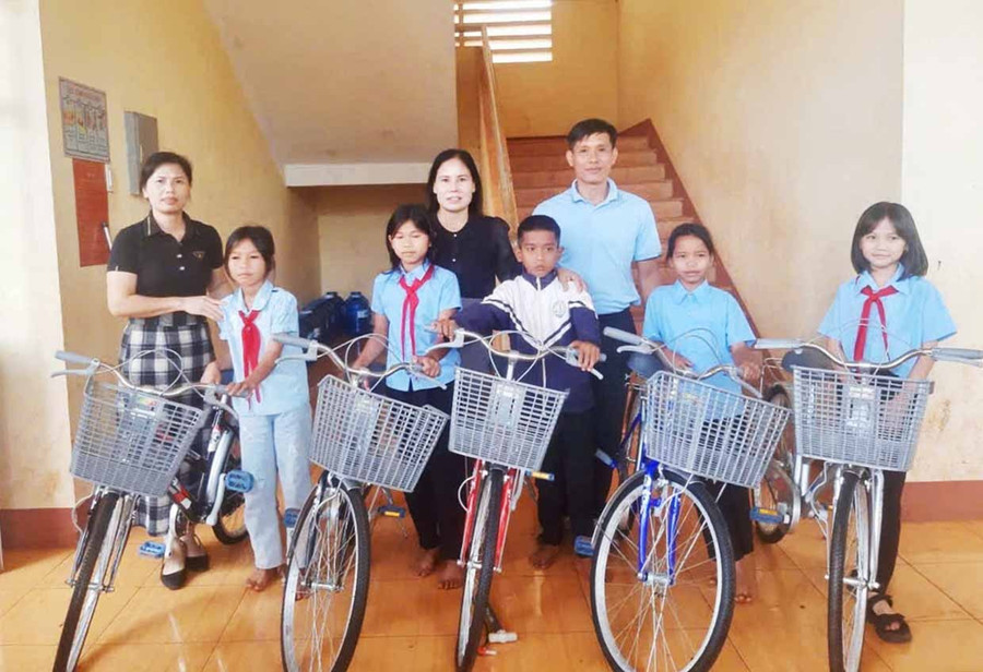 Thầy Nguyễn Xuân Duyên trao xe đạp cho học sinh Trường Tiểu học Lê Văn Tám. Ảnh: M.N