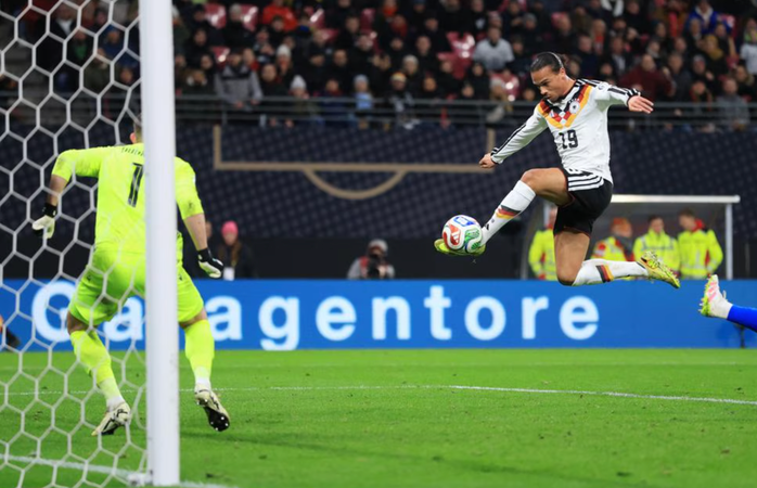 Leroy Sane lập cú đúp trong vòng vài phút cuối hiệp 1