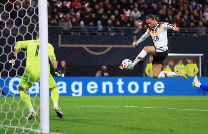 Leroy Sane lập cú đúp trong vòng vài phút cuối hiệp 1