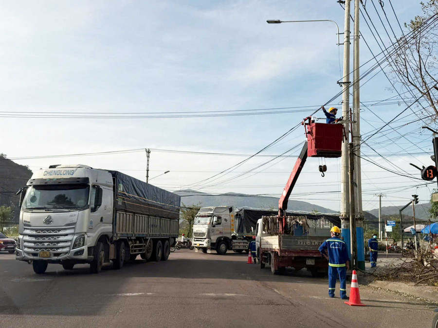 Khắc phục nhanh nhất sự cố để khôi phục các dịch vụ cung cấp điện, nước, sóng viễn thông; khắc phục công trình giao thông, thủy lợi, hồ đập, đê điều bị sự cố, hư hỏng trong thiên tai