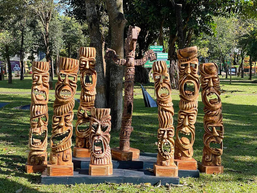 Nhiều tác phẩm điêu khắc ấn tượng được trưng bày tại triển lãm “Giao hòa”. Ảnh: Phương Duyên