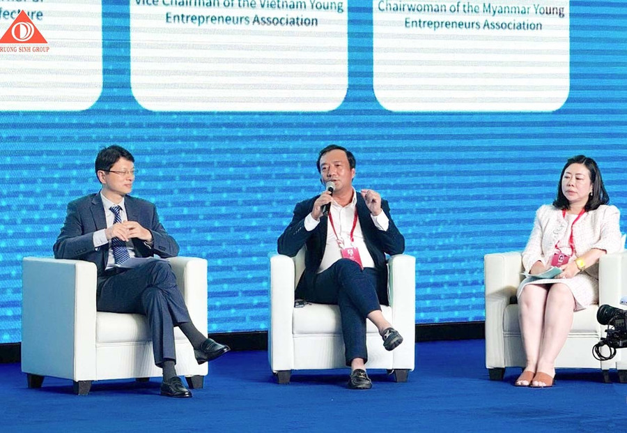 Ông Phan Thanh Thiên (giữa) thường xuyên chia sẻ kinh nghiệm với doanh nhân trẻ. Ảnh: H.D