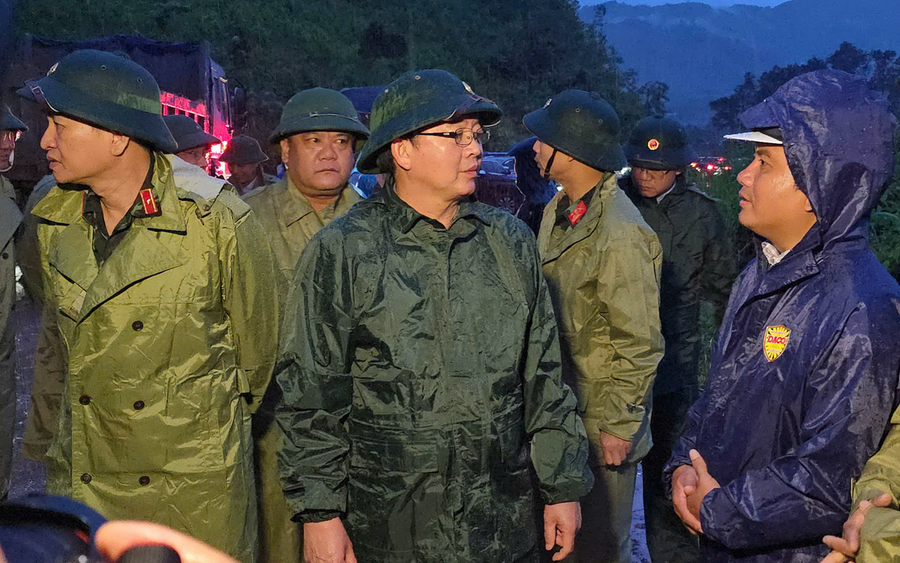 Phó Thủ tướng Hồ Quốc Dũng đến hiện trường đèo Khánh Lê.