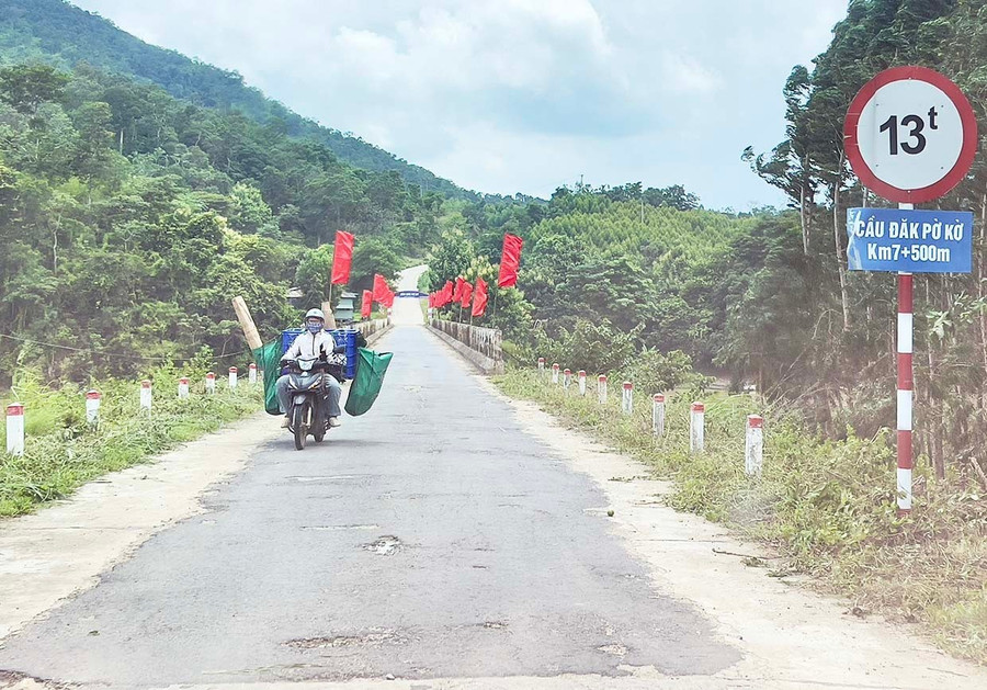 Cầu Đak Pơ Kơ được đầu tư xây dựng hàng chục năm có tải trọng thấp khiến việc vận chuyển nông sản của người dân bị hạn chế. Ảnh: M.P