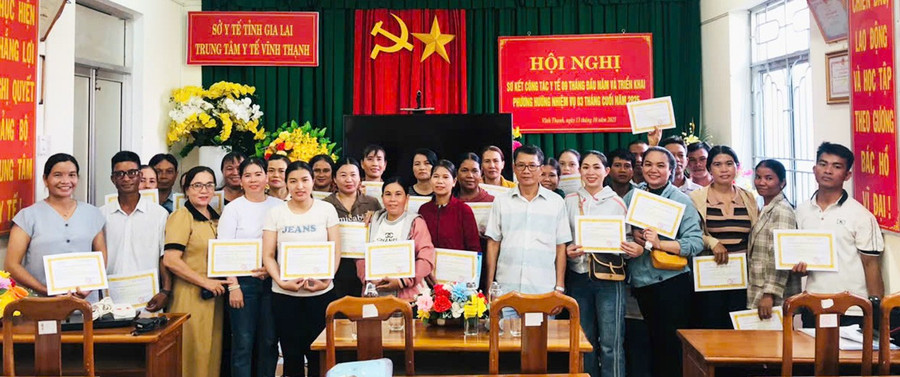 Chi cục Dân số tỉnh tập huấn cho nhân viên y tế thôn trên địa bàn xã Vĩnh Thạnh về tư vấn khám sức khỏe trước khi kết hôn; giảm thiểu tảo hôn và hôn nhân cận huyết thống.