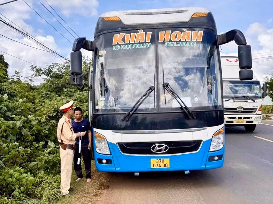 CSGT kiểm tra xe khách trên đường Hồ Chí Minh QL14 . Ảnh: ĐVCC