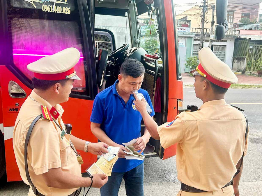 Lực lượng Cảnh sát giao thông thực hiện kiểm tra nồng độ cồn đối với tài xế xe khách trên tuyến Quốc lộ 1 đoạn qua xã Phù Mỹ.
