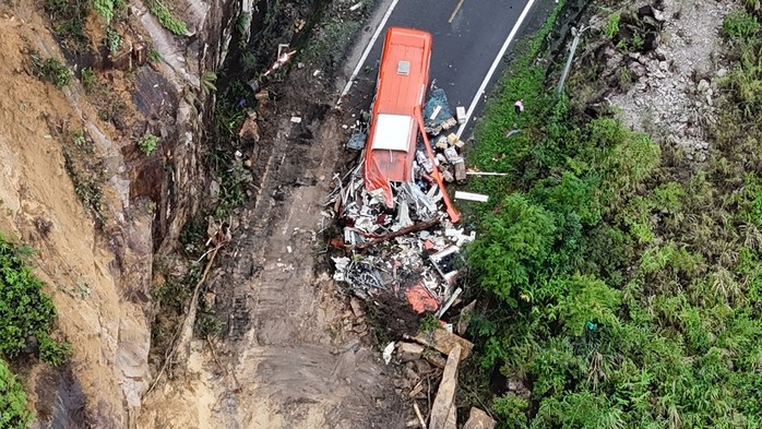 Sạt lở tại Km 45 trên đèo Khánh Lê vào khuya khiến 6 người tử vong, 13 người bị thương.