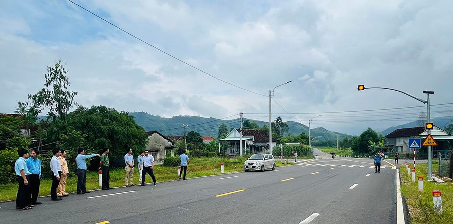 Ban An toàn giao thông tỉnh khảo sát thực tế tại tuyến tránh phía Nam đoạn Km 11+680 giữa đường tránh, Quốc lộ 19 và đường ĐH 24 (thôn Phú Thọ, Phú Mỹ, xã Bình Phú). Ảnh: K.A