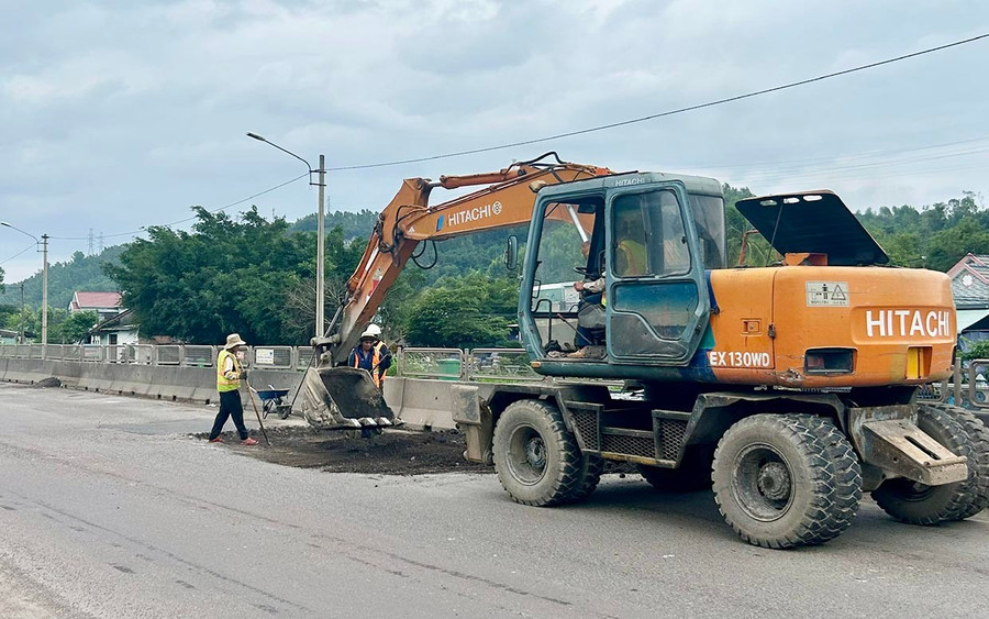 Tăng cường duy tu, khắc phục hạ tầng là cgiải pháp góp phần đảm bảo trật tự ATGT. Ảnh: K.A