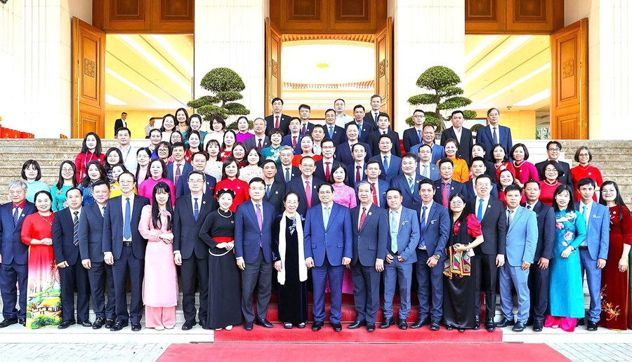 Thủ tướng Chính phủ Phạm Minh Chính gặp mặt đại diện các nhà giáo tiêu biểu, trong đó có cô Quảng Thị Kiệp (hàng thứ 3, đứng thứ 4 từ phải sang) và thầy Nguyễn Ngọc Toàn (hàng thứ 2, đứng thứ 6 từ phải sang) nhân dịp 20.11. Ảnh: NVCC