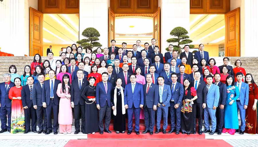 Thủ tướng Chính phủ Phạm Minh Chính gặp mặt đại diện các nhà giáo tiêu biểu, trong đó có cô Quảng Thị Kiệp (hàng thứ 3, đứng thứ 4 từ phải sang) và thầy Nguyễn Ngọc Toàn (hàng thứ 2, đứng thứ 6 từ phải sang) nhân dịp 20.11. Ảnh: NVCC