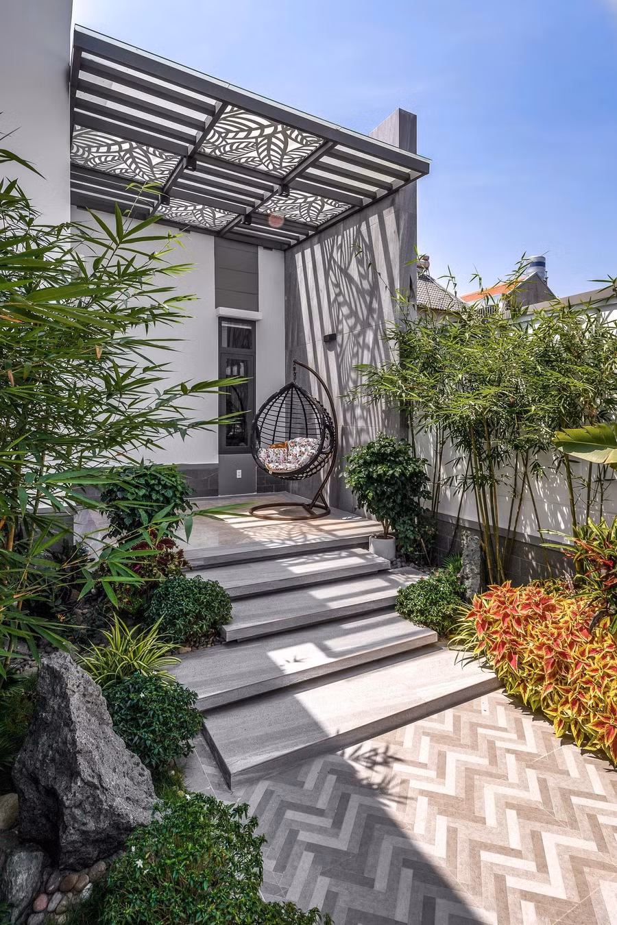 Khu tĩnh bao gồm các chức năng phòng còn lại, khoảng đệm giữa khu động và tĩnh là sân vườn giữa giải quyết vấn đề ánh sáng tự nhiên.