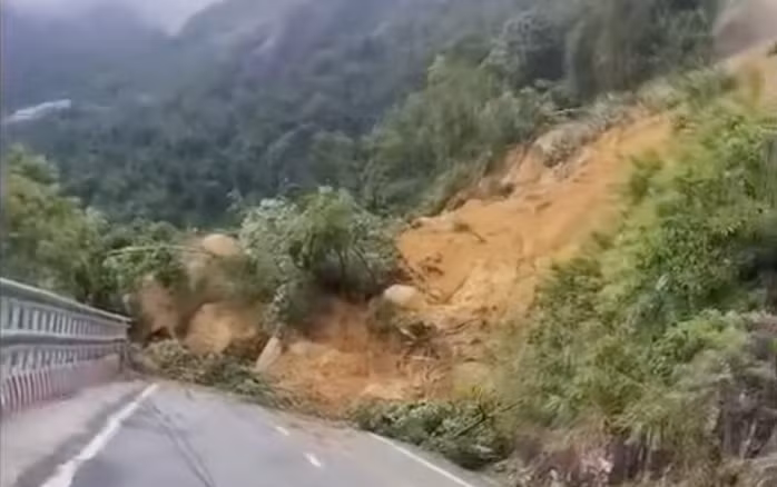 Đoạn sạt lở trên đèo Khánh Lê.