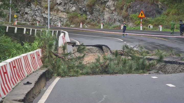 Mặt đường đèo Prenn bị sạt lở rộng và sâu.