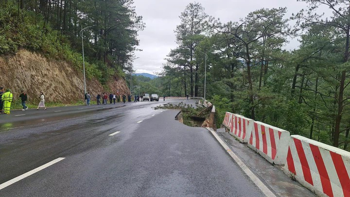 Đèo Prenn bị sạt lở, lực lượng chức năng tỉnh Lâm Đồng có mặt để hướng dẫn các phương tiện không qua lại đèo này.