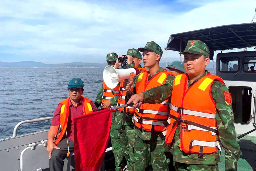 Hải đội Biên phòng 2 thuộc Ban Chỉ huy BĐBP tỉnh kiểm tra, hướng dẫn tàu cá ra khơi. Ảnh: ĐVCC