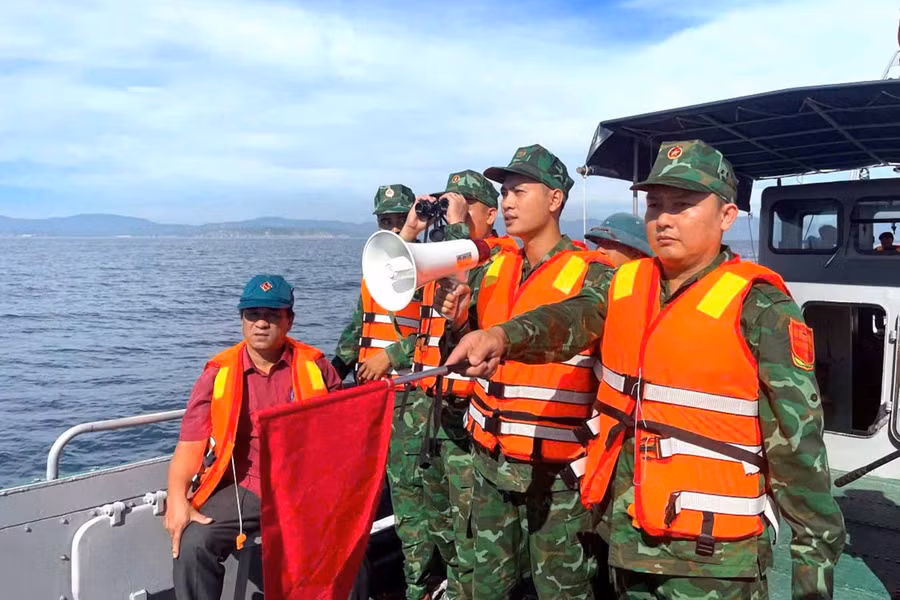 Hải đội Biên phòng 2 thuộc Ban Chỉ huy BĐBP tỉnh kiểm tra, hướng dẫn tàu cá ra khơi. Ảnh: ĐVCC