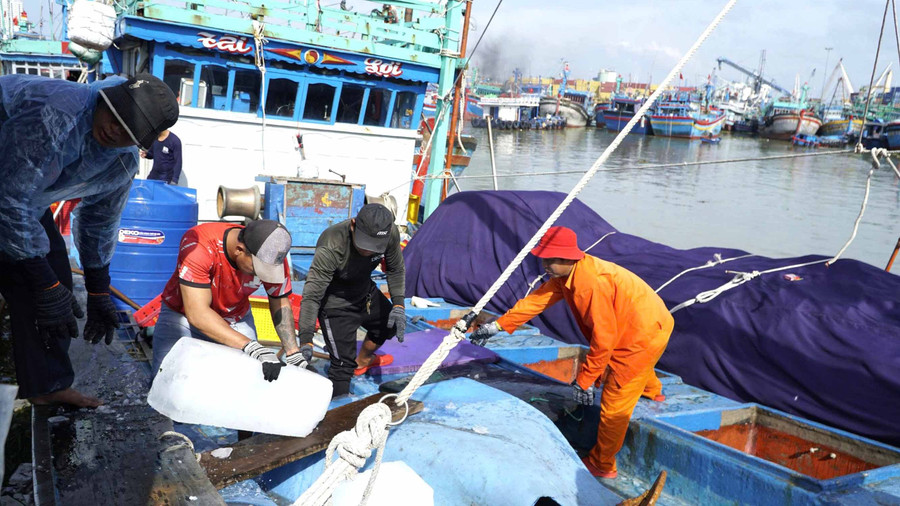 Ngư dân chuẩn bị nhiên liệu, vật tư để ra khơi đánh bắt thủy sản tại Cảng cá Quy Nhơn. Ảnh: T.L