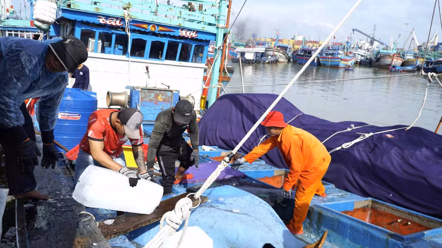 Ngư dân chuẩn bị nhiên liệu, vật tư để ra khơi đánh bắt thủy sản tại Cảng cá Quy Nhơn. Ảnh: T.L