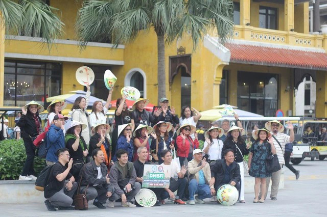 Khách du lịch hào hứng xuống tàu tham quan vịnh Hạ Long. ẢNH: LÃ NGHĨA HIẾU