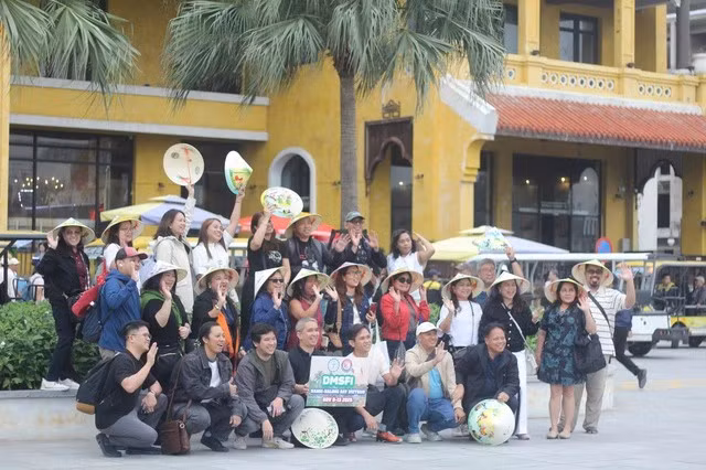 Khách du lịch hào hứng xuống tàu tham quan vịnh Hạ Long. ẢNH: LÃ NGHĨA HIẾU