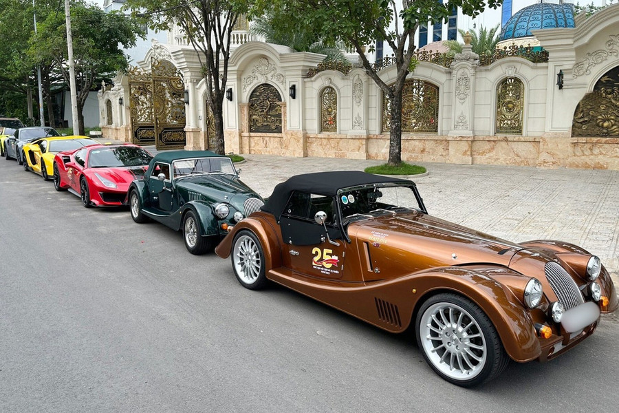 Hình ảnh bên ngoài biệt phủ cùng dàn siêu xe.