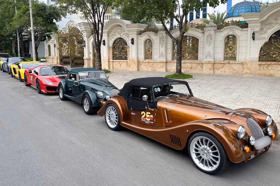 Hình ảnh bên ngoài biệt phủ cùng dàn siêu xe.