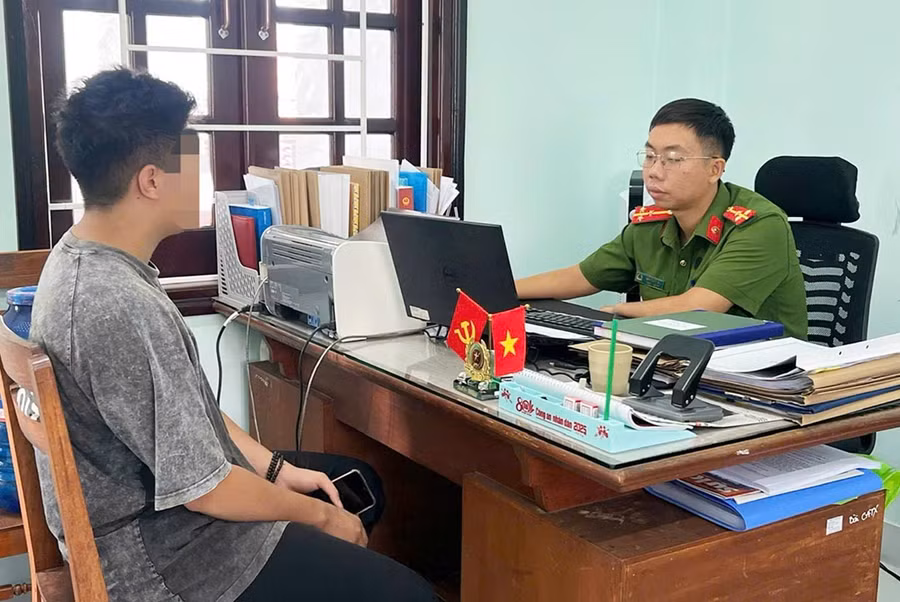 Một nạn nhân của nạn mua bán người sau khi được giải thoát, trở về đã đến trình báo sự việc với cơ quan Công an.