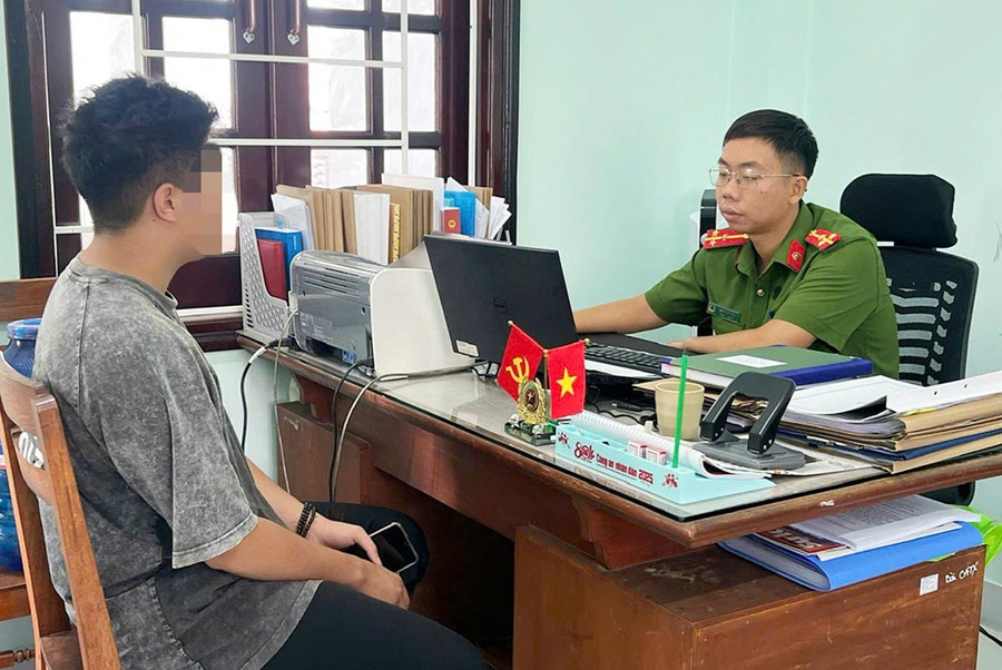 Một nạn nhân của nạn mua bán người sau khi được giải thoát, trở về đã đến trình báo sự việc với cơ quan Công an.