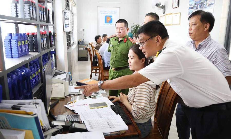 Đoàn công tác liên ngành của tỉnh kiểm tra việc thực hiện quy định trên lĩnh vực thuế tại một cửa hàng kinh doanh xăng dầu trên địa bàn phường Quy Nhơn Nam. Ảnh: T.Sỹ