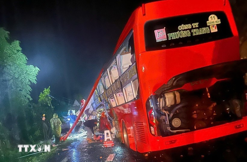 Hiện trường vụ sạt lở khiến xe khách chở 33 người gặp nạn trên đèo Khánh Lê đoạn qua địa phận tỉnh Khánh Hòa. (Ảnh: TTXVN phát)