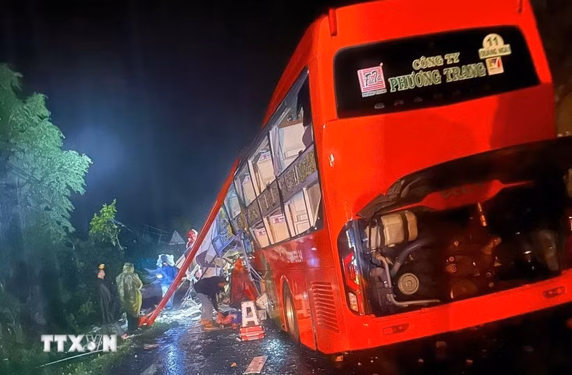 Hiện trường vụ sạt lở khiến xe khách chở 33 người gặp nạn trên đèo Khánh Lê đoạn qua địa phận tỉnh Khánh Hòa. (Ảnh: TTXVN phát)